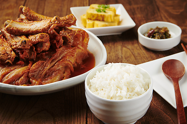 포토 JPG 스튜디오촬영 한식 반찬 김치 돼지고기 근접촬영 사람없음 아웃포커스 숟가락 공기밥 김치찜 등갈비 묵은지 국내포토 음식 뷰포인트 밥 촬영기법 수저 실내 육류 찜 파일형식