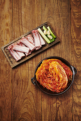 포토 JPG 스튜디오촬영 한식 김치 마늘 생고기 돼지고기 사람없음 하이앵글 대파 등갈비 묵은지 국내포토 음식 뷰포인트 채소 실내 육류 파 파일형식