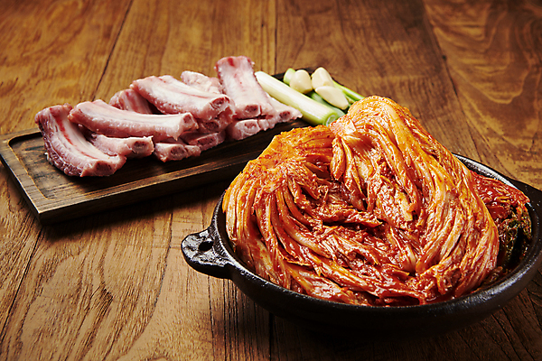 포토 JPG 스튜디오촬영 한식 김치 마늘 생고기 돼지고기 사람없음 대파 등갈비 묵은지 국내포토 음식 채소 실내 육류 파 파일형식