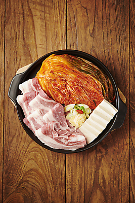 포토 JPG 스튜디오촬영 한식 김치 마늘 생고기 돼지고기 사람없음 하이앵글 삼겹살 두부 김치찜 묵은지 국내포토 음식 뷰포인트 채소 실내 육류 찜 파일형식