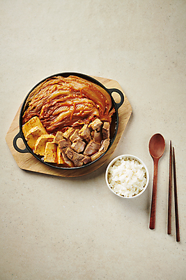 포토 JPG 스튜디오촬영 한식 김치 수저 돼지고기 사람없음 하이앵글 삼겹살 공기밥 김치찜 묵은지 국내포토 식기 음식 뷰포인트 밥 실내 육류 찜 파일형식