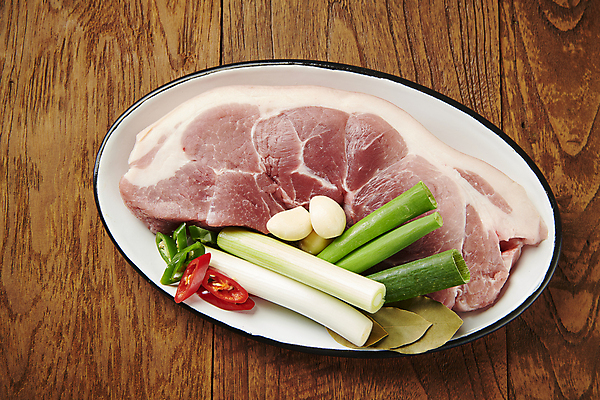 포토 JPG 스튜디오촬영 한식 고추 마늘 생고기 사람없음 하이앵글 대파 김치찜 월계수 앞다리살 국내포토 음식 뷰포인트 채소 실내 육류 돼지고기 찜 파 파일형식