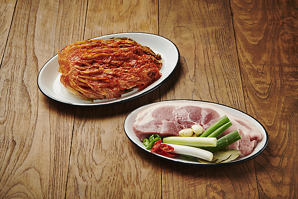 포토 JPG 스튜디오촬영 한식 고추 김치 마늘 생고기 사람없음 대파 김치찜 묵은지 앞다리살 국내포토 음식 채소 실내 육류 돼지고기 찜 파 파일형식