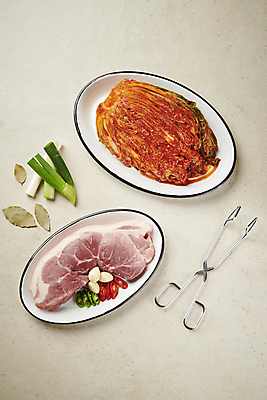 포토 JPG 스튜디오촬영 한식 고추 김치 마늘 집게 생고기 사람없음 하이앵글 대파 김치찜 묵은지 월계수 앞다리살 국내포토 음식 뷰포인트 채소 실내 육류 돼지고기 찜 파 파일형식