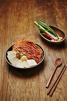 포토 JPG 스튜디오촬영 한식 고추 김치 수저 마늘 사람없음 두부 대파 김치찜 묵은지 국내포토 식기 음식 채소 실내 찜 파 파일형식