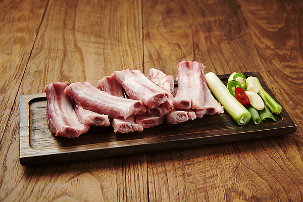 포토 JPG 스튜디오촬영 한식 고추 마늘 생고기 돼지고기 사람없음 대파 등갈비 국내포토 음식 채소 실내 육류 파 파일형식