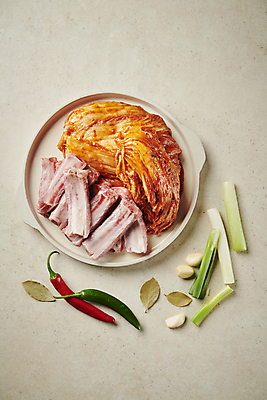 포토 JPG 스튜디오촬영 한식 고추 김치 마늘 생고기 돼지고기 사람없음 하이앵글 대파 김치찜 등갈비 월계수 국내포토 음식 뷰포인트 채소 실내 육류 찜 파 파일형식