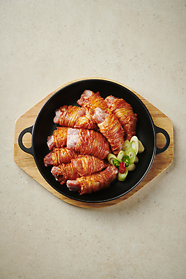 포토 JPG 스튜디오촬영 한식 김치 돼지고기 사람없음 하이앵글 대파 김치찜 등갈비 묵은지 국내포토 음식 뷰포인트 실내 육류 찜 파 파일형식