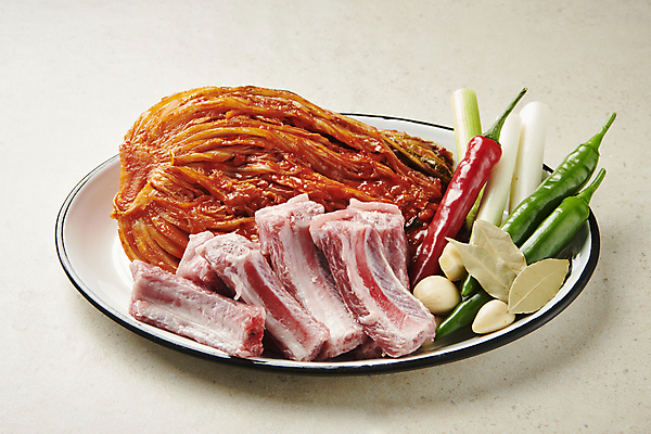 포토 JPG 스튜디오촬영 한식 고추 김치 마늘 생고기 돼지고기 사람없음 대파 김치찜 등갈비 묵은지 월계수 국내포토 음식 채소 실내 육류 찜 파 파일형식