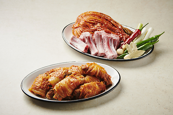 포토 JPG 스튜디오촬영 한식 고추 김치 마늘 돼지고기 사람없음 대파 김치찜 등갈비 묵은지 월계수 국내포토 음식 채소 실내 육류 찜 파 파일형식