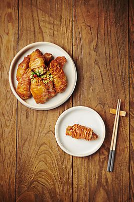 포토 JPG 스튜디오촬영 한식 젓가락 김치 돼지고기 사람없음 하이앵글 김치찜 등갈비 묵은지 젓가락받침대 국내포토 음식 뷰포인트 수저 실내 육류 찜 수저받침대 파일형식