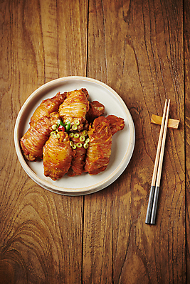 포토 JPG 스튜디오촬영 한식 젓가락 김치 돼지고기 사람없음 하이앵글 김치찜 등갈비 묵은지 젓가락받침대 국내포토 음식 뷰포인트 수저 실내 육류 찜 수저받침대 파일형식