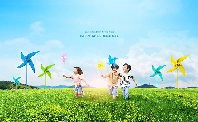 전신 PSD 구름 편집이미지 여자 남자 어린이 자연 하늘 들기 풍경 소녀 소년 잔디 세명 달리기 한국인 어린이날 바람개비 어린이만 이미지편집 자연요소 식물 기념일 모션 사람 동양인 생태계 파일형식