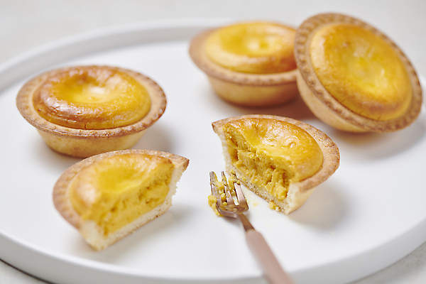 포토 JPG 스튜디오촬영 포크 디저트 실내 근접촬영 사람없음 슬라이스 타르트 치즈타르트 구움과자 국내포토 식기 음식 빵 뷰포인트 내부 파이_빵 파일형식