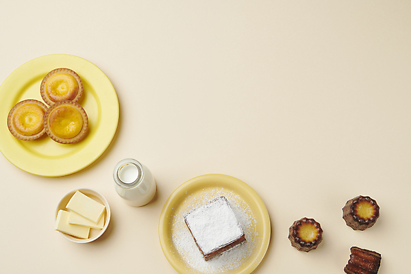 포토 JPG 스튜디오촬영 백그라운드 디저트 실내 사람없음 우유 버터 타르트 페스츄리 카피스페이스 까눌레 구움과자 국내포토 음식 빵 유제품 내부 공백 파이_빵 파일형식