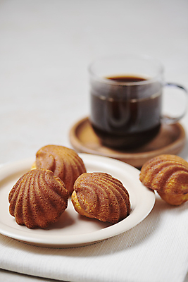 포토 JPG 스튜디오촬영 커피 디저트 실내 사람없음 아웃포커스 마들렌 구움과자 국내포토 음료 음식 촬영기법 내부 파일형식