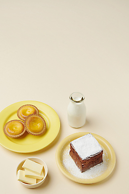 포토 JPG 스튜디오촬영 백그라운드 디저트 실내 사람없음 우유 버터 타르트 페스츄리 구움과자 국내포토 음식 빵 유제품 내부 파이_빵 파일형식