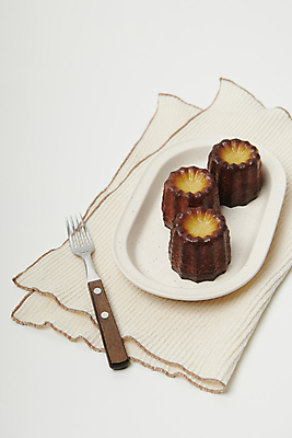 포토 JPG 스튜디오촬영 포크 디저트 실내 사람없음 까눌레 구움과자 국내포토 식기 음식 내부 파일형식