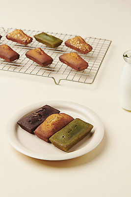 포토 JPG 스튜디오촬영 디저트 실내 사람없음 우유 피낭시에 식힘망 구움과자 국내포토 음식 유제품 내부 주방도구 제빵도구 파일형식