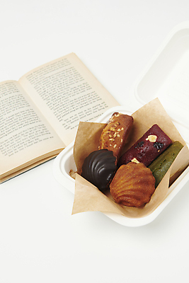 포토 JPG 스튜디오촬영 디저트 실내 사람없음 책 피낭시에 마들렌 구움과자 국내포토 음식 내부 파일형식