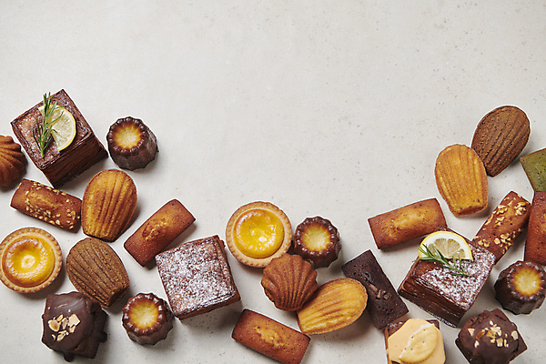 포토 JPG 스튜디오촬영 백그라운드 디저트 실내 사람없음 다양 타르트 파운드케이크 페스츄리 카피스페이스 피낭시에 마들렌 까눌레 구움과자 국내포토 음식 빵 다수 내부 케이크 공백 파이_빵 파일형식