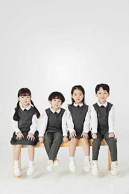 포토 JPG 스튜디오촬영 전신 여자 남자 교복 어린이 함께함 실내 미소 웃음 앉기 소녀 소년 여러명 앞모습 친구 한국인 어린이만 국내포토 옷 뷰포인트 다수 컨셉 관계 모션 표정 사람 동양인 내부 파일형식