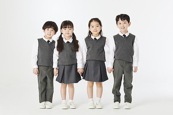 포토 JPG 스튜디오촬영 전신 여자 남자 교복 어린이 함께함 실내 서기 소녀 소년 여러명 앞모습 친구 손잡기 한국인 어린이만 국내포토 옷 뷰포인트 다수 컨셉 관계 모션 사람 동양인 내부 파일형식