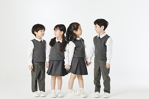 포토 JPG 스튜디오촬영 전신 여자 남자 교복 어린이 함께함 실내 서기 소녀 소년 여러명 앞모습 친구 마주보기 손잡기 한국인 어린이만 국내포토 옷 뷰포인트 다수 컨셉 관계 모션 사람 동양인 내부 파일형식