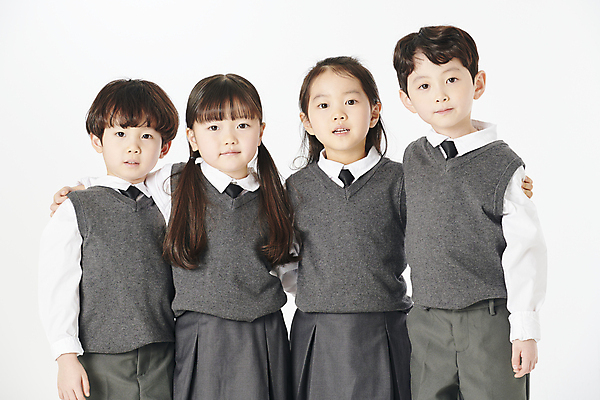 포토 JPG 스튜디오촬영 응시 여자 남자 교복 어린이 어깨동무 함께함 실내 소녀 소년 여러명 상반신 앞모습 친구 한국인 어린이만 국내포토 시선 옷 뷰포인트 포즈 다수 컨셉 관계 사람 동양인 내부 파일형식