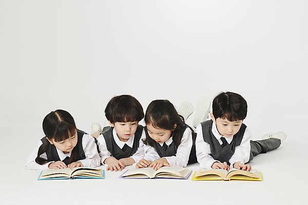 포토 JPG 스튜디오촬영 전신 여자 남자 교복 어린이 엎드리기 함께함 실내 소녀 소년 여러명 앞모습 책 친구 독서 한국인 집중 어린이만 국내포토 옷 뷰포인트 다수 컨셉 관계 모션 사람 동양인 내부 파일형식