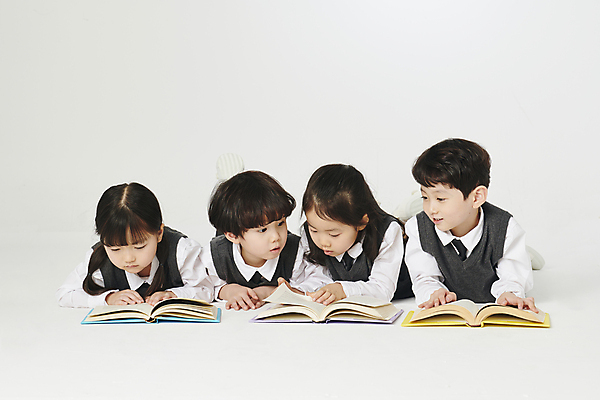 포토 JPG 스튜디오촬영 전신 여자 남자 교복 어린이 엎드리기 함께함 실내 소녀 소년 여러명 앞모습 책 친구 독서 한국인 집중 어린이만 국내포토 옷 뷰포인트 다수 컨셉 관계 모션 사람 동양인 내부 파일형식
