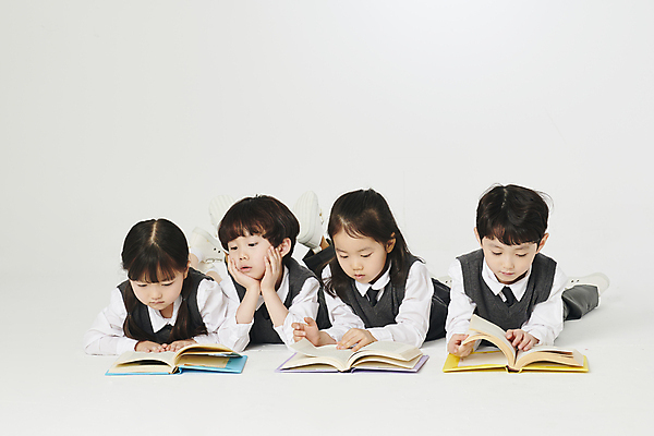 포토 JPG 스튜디오촬영 전신 여자 남자 교복 어린이 엎드리기 함께함 실내 소녀 소년 여러명 앞모습 책 친구 독서 턱괴기 한국인 집중 어린이만 국내포토 옷 뷰포인트 다수 컨셉 관계 모션 사람 동양인 내부 파일형식