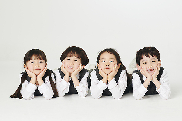 포토 JPG 스튜디오촬영 전신 여자 남자 교복 어린이 엎드리기 함께함 실내 미소 웃음 소녀 소년 여러명 앞모습 친구 턱괴기 한국인 꽃받침 어린이만 국내포토 옷 뷰포인트 다수 컨셉 관계 모션 표정 사람 동양인 손짓 내부 파일형식