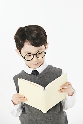 포토 JPG 스튜디오촬영 남자 교복 어린이 실내 한명 들기 소년 상반신 앞모습 책 독서 한국인 소년한명만 안경낌 국내포토 1 옷 안경 뷰포인트 모션 사람 동양인 내부 남자한명만 소년만 파일형식
