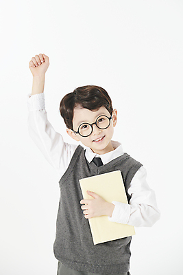 포토 JPG 스튜디오촬영 남자 교복 어린이 실내 한명 미소 들기 소년 상반신 앞모습 책 손들기 한국인 소년한명만 안경낌 국내포토 1 옷 안경 뷰포인트 모션 표정 사람 동양인 내부 남자한명만 소년만 파일형식