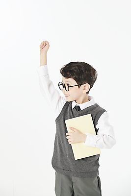 포토 JPG 스튜디오촬영 남자 교복 어린이 실내 한명 미소 들기 소년 상반신 앞모습 책 손들기 한국인 소년한명만 안경낌 국내포토 1 옷 안경 뷰포인트 모션 표정 사람 동양인 내부 남자한명만 소년만 파일형식