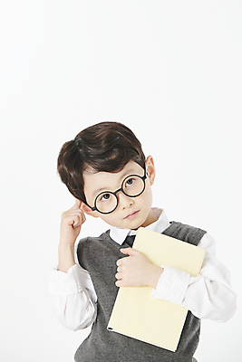 포토 JPG 스튜디오촬영 남자 교복 어린이 생각 실내 한명 들기 소년 상반신 앞모습 책 한국인 소년한명만 안경낌 국내포토 1 옷 안경 뷰포인트 모션 사람 동양인 내부 남자한명만 소년만 파일형식