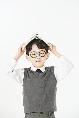 포토 JPG 스튜디오촬영 남자 교복 어린이 실내 한명 들기 소년 상반신 앞모습 책 한국인 소년한명만 안경낌 국내포토 1 옷 안경 뷰포인트 모션 사람 동양인 내부 남자한명만 소년만 파일형식