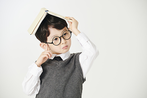 포토 JPG 스튜디오촬영 남자 교복 어린이 생각 실내 한명 소년 상반신 앞모습 책 한국인 소년한명만 안경낌 국내포토 1 옷 안경 뷰포인트 사람 동양인 내부 남자한명만 소년만 파일형식
