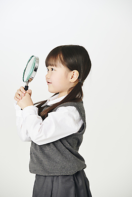 포토 JPG 스튜디오촬영 여자 교복 어린이 돋보기 실내 한명 들기 소녀 상반신 옆모습 한국인 관찰 소녀한명만 국내포토 1 옷 뷰포인트 모션 사람 동양인 내부 여자한명만 소녀만 파일형식