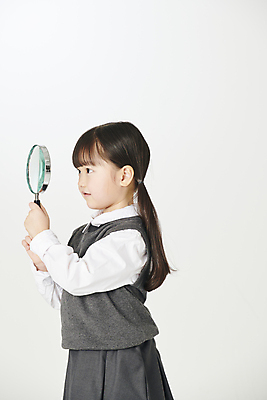 포토 JPG 스튜디오촬영 여자 교복 어린이 돋보기 실내 한명 들기 소녀 상반신 옆모습 한국인 관찰 소녀한명만 국내포토 1 옷 뷰포인트 모션 사람 동양인 내부 여자한명만 소녀만 파일형식