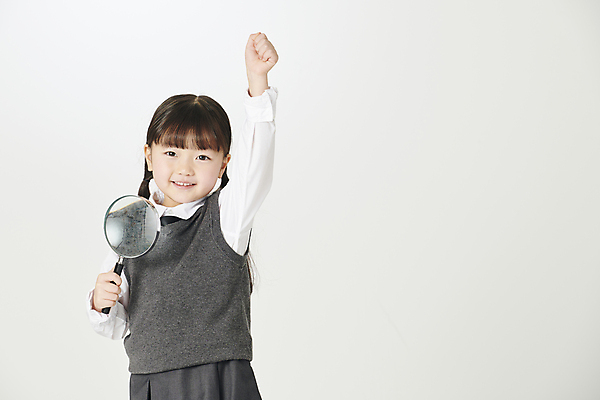 포토 JPG 스튜디오촬영 여자 교복 어린이 돋보기 실내 한명 들기 소녀 상반신 앞모습 손들기 한국인 관찰 소녀한명만 국내포토 1 옷 뷰포인트 모션 사람 동양인 내부 여자한명만 소녀만 파일형식