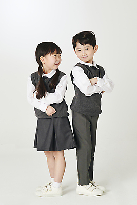 포토 JPG 스튜디오촬영 전신 여자 남자 교복 어린이 실내 서기 미소 소녀 소년 두명 옆모습 친구 팔짱 한국인 등맞대기 뒤돌아보기 어린이만 국내포토 옷 뷰포인트 관계 모션 표정 사람 동양인 내부 파일형식