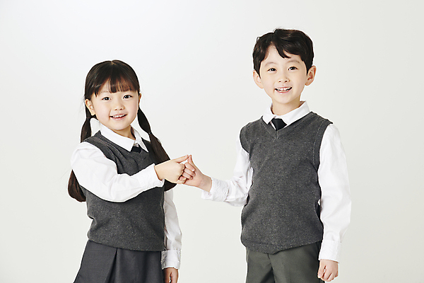 포토 JPG 스튜디오촬영 여자 남자 교복 어린이 실내 미소 소녀 소년 상반신 두명 앞모습 친구 한국인 깍지 약속 어린이만 국내포토 옷 뷰포인트 관계 표정 사람 동양인 손짓 내부 파일형식