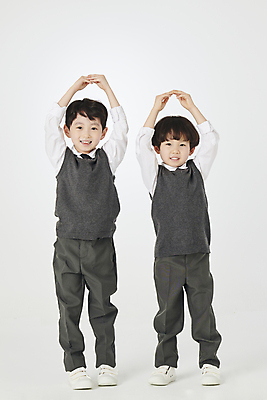 포토 JPG 스튜디오촬영 전신 남자 교복 어린이 실내 서기 미소 소년 두명 앞모습 친구 손들기 한국인 원형 O 소년만 국내포토 도형 알파벳 옷 뷰포인트 관계 모션 표정 사람 동양인 내부 남자만 어린이만 파일형식