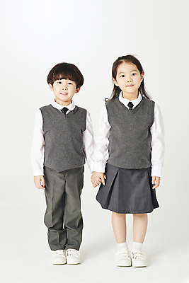 포토 JPG 스튜디오촬영 전신 여자 남자 교복 어린이 실내 서기 미소 소녀 소년 두명 앞모습 친구 손잡기 한국인 어린이만 국내포토 옷 뷰포인트 관계 모션 표정 사람 동양인 내부 파일형식