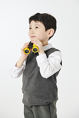 포토 JPG 스튜디오촬영 응시 남자 교복 어린이 실내 한명 들기 소년 상반신 옆모습 망원경 한국인 관찰 소년한명만 국내포토 1 시선 옷 뷰포인트 모션 사람 동양인 내부 남자한명만 소년만 파일형식
