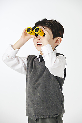 포토 JPG 스튜디오촬영 응시 남자 교복 어린이 실내 한명 들기 소년 상반신 옆모습 망원경 한국인 관찰 소년한명만 국내포토 1 시선 옷 뷰포인트 모션 사람 동양인 내부 남자한명만 소년만 파일형식