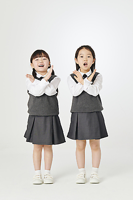 포토 JPG 스튜디오촬영 전신 여자 교복 어린이 실내 말하기 서기 웃음 소녀 두명 앞모습 친구 한국인 금지 X 소녀한명만 국내포토 알파벳 옷 뷰포인트 관계 모션 표정 사람 동양인 내부 여자한명만 소녀만 파일형식