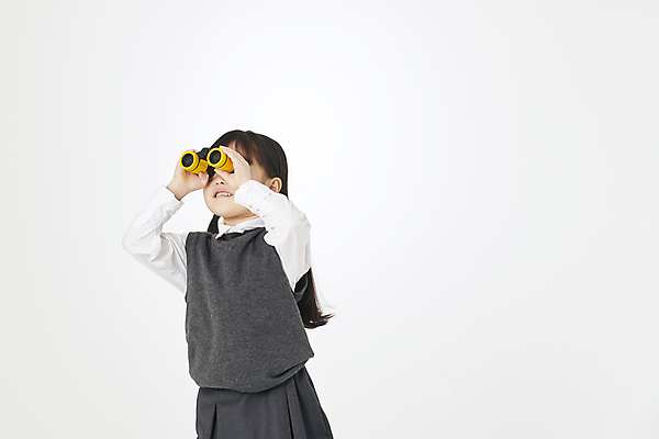 포토 JPG 스튜디오촬영 응시 여자 교복 어린이 실내 한명 들기 소녀 상반신 앞모습 망원경 한국인 관찰 소녀한명만 국내포토 1 시선 옷 뷰포인트 모션 사람 동양인 내부 여자한명만 소녀만 파일형식